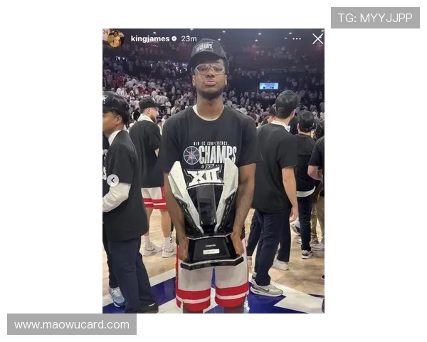 詹姆斯社媒晒布莱斯夺冠捧杯照疯狂庆祝